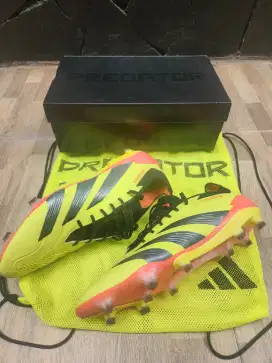 Sepatu bola predator elite