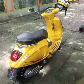 Vespa sprint 150 kuning menyala