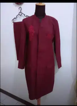 Setelah blazer wanita merah maroon