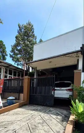 Rumah ada tempat usaha lokasi strategis di poros raya sawojajar