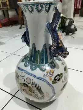 Guci motif naga ikan