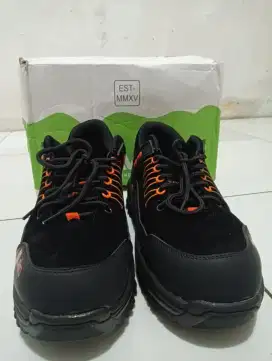 Sepatu safety masih baru