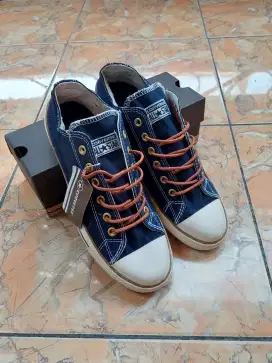 Sepatu New Murah!! Convers Chuck Tylor uk 42
COD area Pedurungan