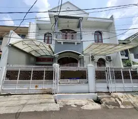 Rumah bagus siap huni 2 lantai di meruya illir