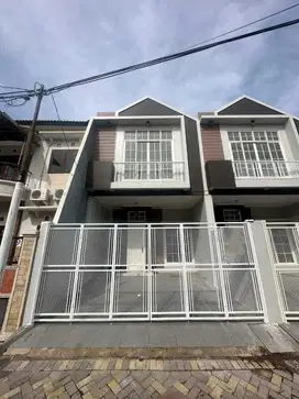 Rumah 2 Lantai Baru HGB di Lebak Indah Regency Siap Huni