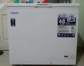 Dijual Frezer Box merk Aqua 203L