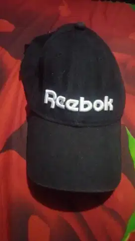 Topi reebok hitam