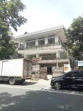 tempat usaha Mainroad lokasi strategis di kota Bandung