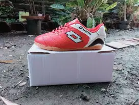 sepatu olahraga