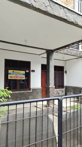 Rumah Klasik Adem 4KT+2KM dekat UI n Tol Kukusan