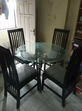 Meja makan kaca bundar