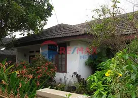 DIJUAL Rumah dengan Taman dan Kolam Ikan di Jatiasih, Bekasi