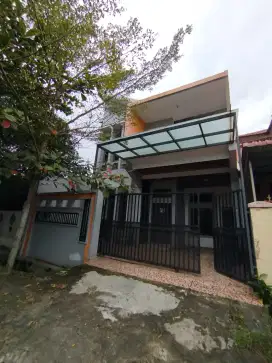 DISEWAKAN RUMAH 2 TINGKAT PERUMNAS HELVETIA