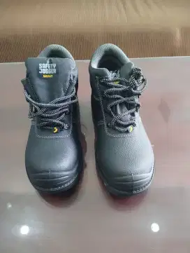 Sepatu safety Jogger