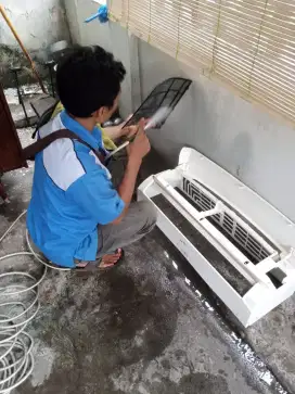 Panggilan AC netes air / Cuci AC ke rumah