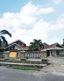 DIJUAL RUMAH+ PAVILION DG HALAMAN RUMAH 1LT DISAIL PEKAN BARU