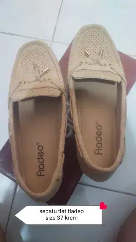 Sepatu flat wanita