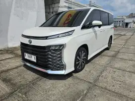 KM 8 rb Toyota Voxy 2024 seperti baru