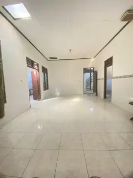 Disewakan rumah tepi jl raya cocok buat kantor