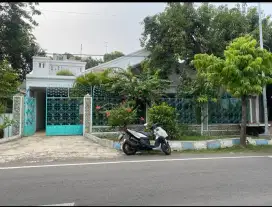 Dijual Rumah 2 Lantai Luas 680 M, Bangunan Kokoh, Tempat Strategis