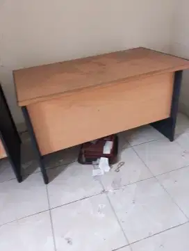 Meja Kerja Kantor warna Krem.