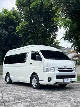 Toyota HI ACE Commuter Diesel MT 2023