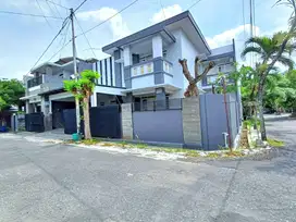 Rumah Mewah Luas di Fajar Indah Baturan dekat Manahan