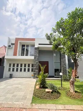 Rumah Villa Taman Dayu Rosewood ada kolam renang