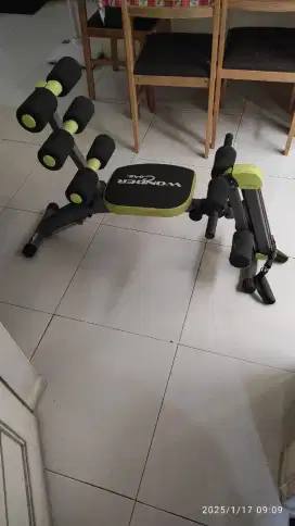 Alat olahraga pembentuk otot perut dan paha