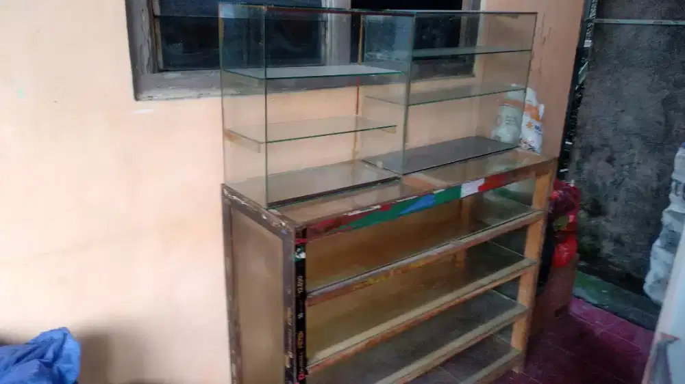 Etalase kaca warung