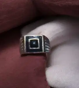 Cincin pria mata hitam