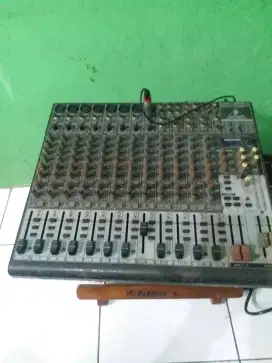 Mixer Behringer Xenix2222fx