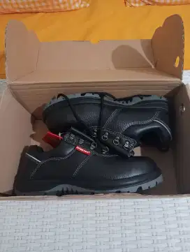 Sepatu safety pria UK 41