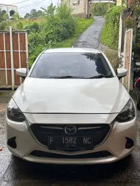 Jual BU mobil mazda2 skyaktiv warna putih