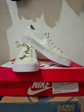 Sepatu Nike Court