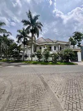 Dijual Rumah Klasik Victoria Private Pool di Jl. Raya Golf Utama Araya