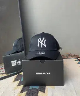 Topi Baseball MLB Logo NY Bordir Emboss Black n White Topi New Era