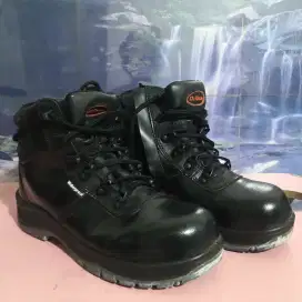 Size 40 SEPATU BOOT HITAM Dr Osha