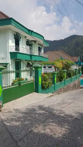 Villa bagus di pinggir jalan sekipan tawangmangu solo