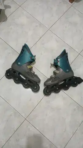 Di jual Rollblade / Sepatu roda Merk California