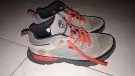 Sepatu Adidas dan sepatu Timberland