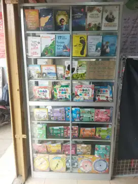 Etalase pajangan toko