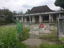 Dijual Rumah dengan halaman yg luas cocok untuk usaha dan rumah tingga