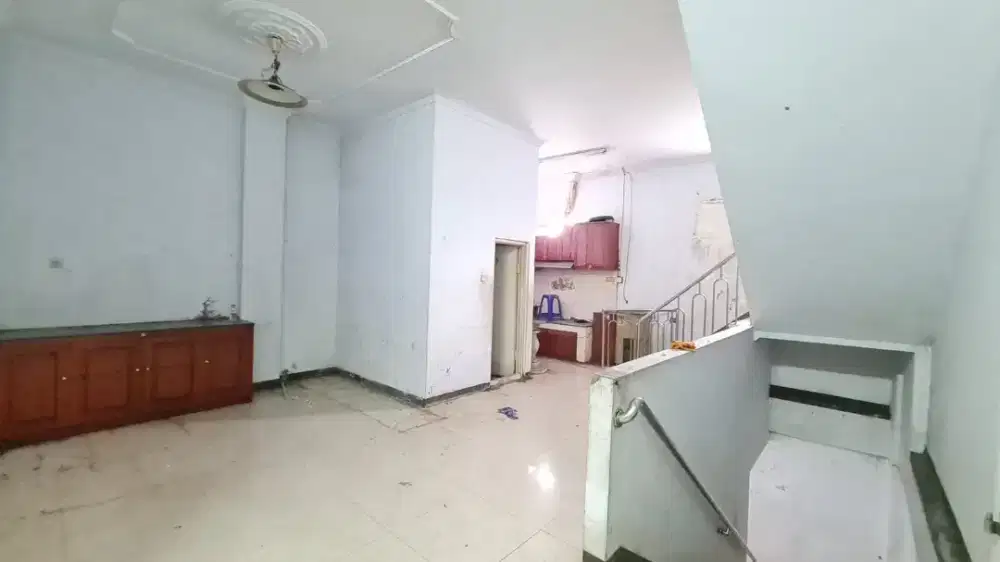 Ruko Jumbo 4lt,6m x 20m,dalam komplek ,strategis tenang