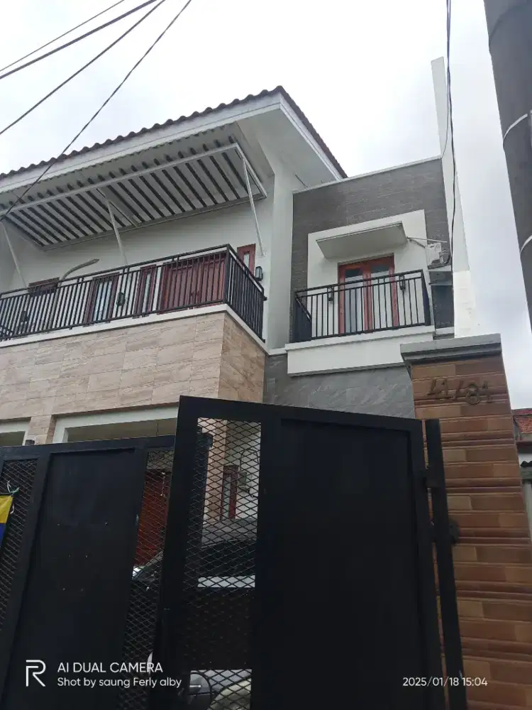 Jual cepat rumah 2 lantai tanpa perantara bebas banjir,surat SHM
