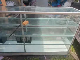 Di jual estalase masih bagus mulus tidak ada kerusakan