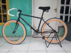 Sepeda fixie torpedo siap gowes.