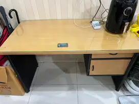 Meja kantor minimalis