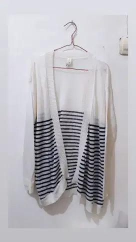 Cardigan Panjang Putih Garis