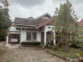 Rumah dan rumah luas, lingkungan aman.